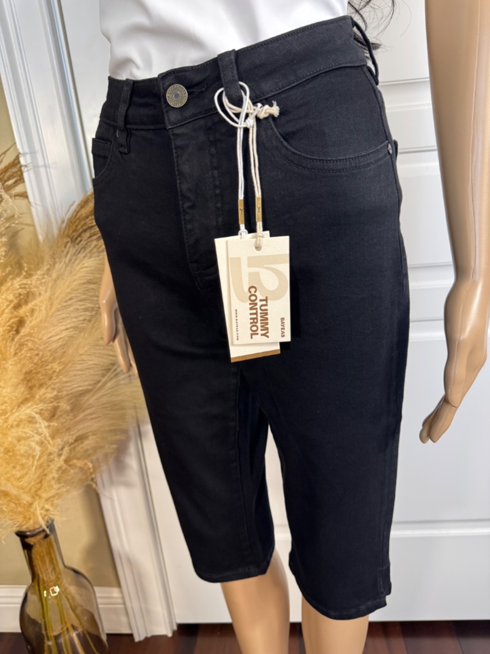BAYEAS MID RISE BLACK CAPRI SKIMMER JEANS NEW WITH TAGS - SIZE 27 - Picture 6 of 13